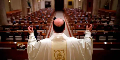 Iglesia pide frenar redes y celulares