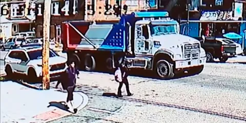 NO LE TOCABA. Una joven distraída es atropellada y queda bajo el camión de carga. VIDEO