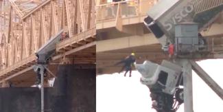 VIDEO. Dramático rescate de conductora en EU; vehículo quedó suspendido en un puente