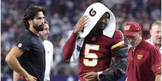 Título Escalofriante lesión de Jayden Daniels: el quarterback de Washington se retira en camilla y Dallas aprovecha para ganar 37-20.. VIDEO