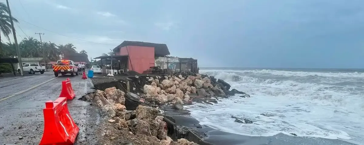 Impacto de "Rachel" en Baja California deja autos varados, rescates y alerta por el huracán "Simon"