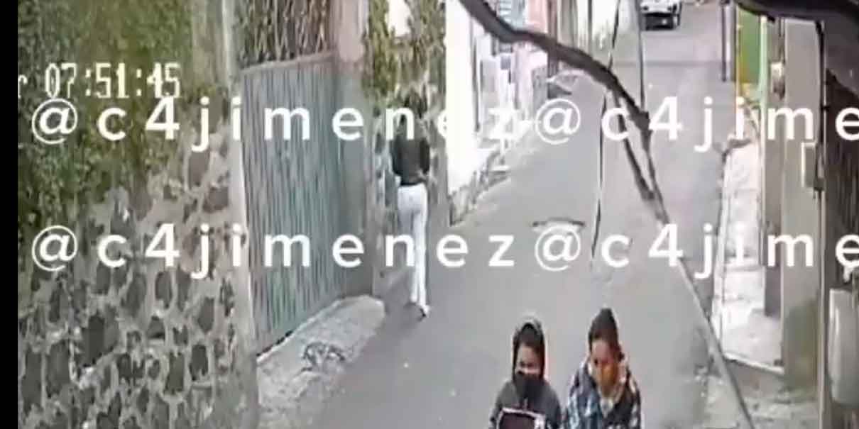 VIDEO. Desde su auto sujeto toca los glúteos de una mujer y se da a la fuga en Iztapala