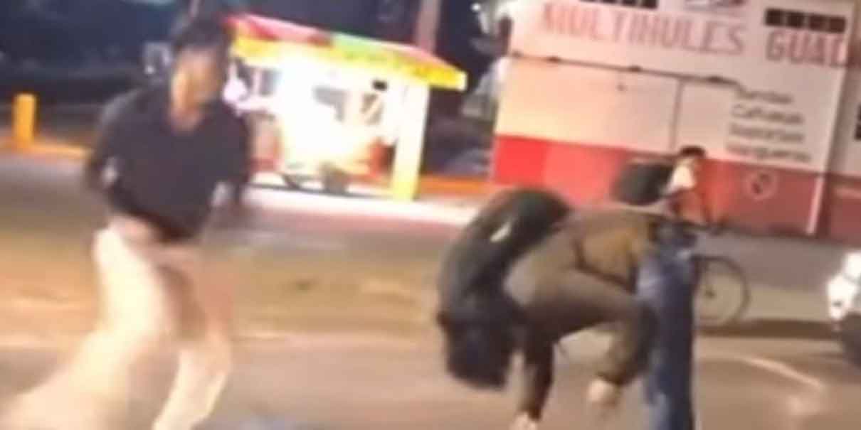 Así fue la golpiza que dejó a un hombre 'noqueado' en Puebla