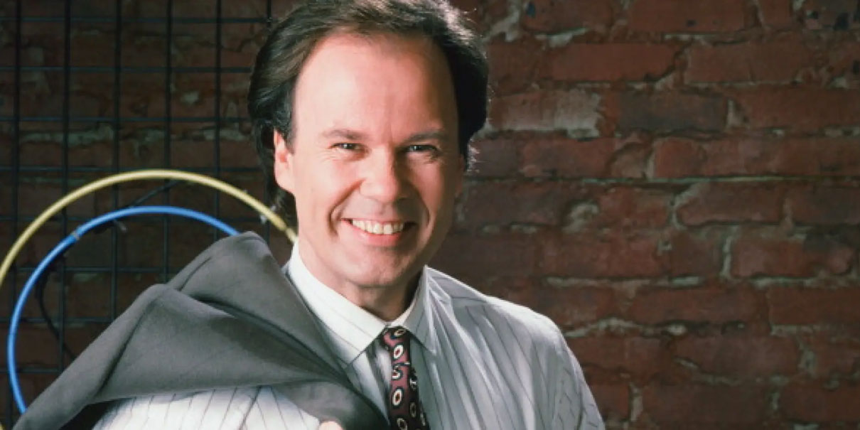 Muere a los 75 años Dennis Haskins, el inolvidable director de ‘Salvados por la campana’