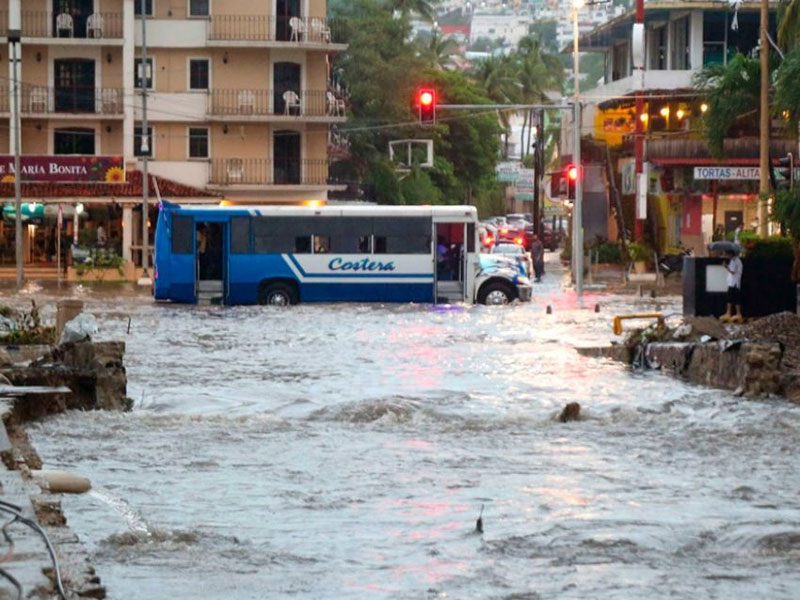 Las inundaciones en Acapulco dificultaron la circulación y provocaron interrupciones temporales en el transporte público.