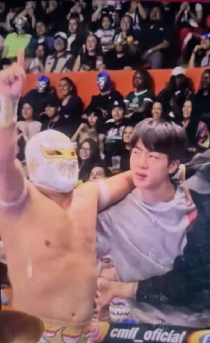 ¡Locura total! BTS aparece en lucha libre y Místico les dedica su entrada