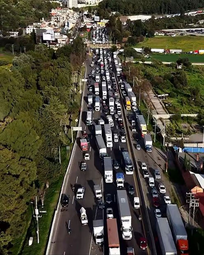 Familiares de desaparecidos mantienen bloqueada la México-Toluca desde hace 19 horas.