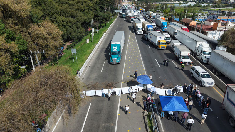 El bloqueo en la México-Toluca continúa rumbo a la CDMX, pese a la reapertura hacia Toluca.