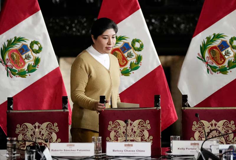 Presidente de Perú amenaza con irrumpir en la Embajada de México para detener a Betssy Chávez