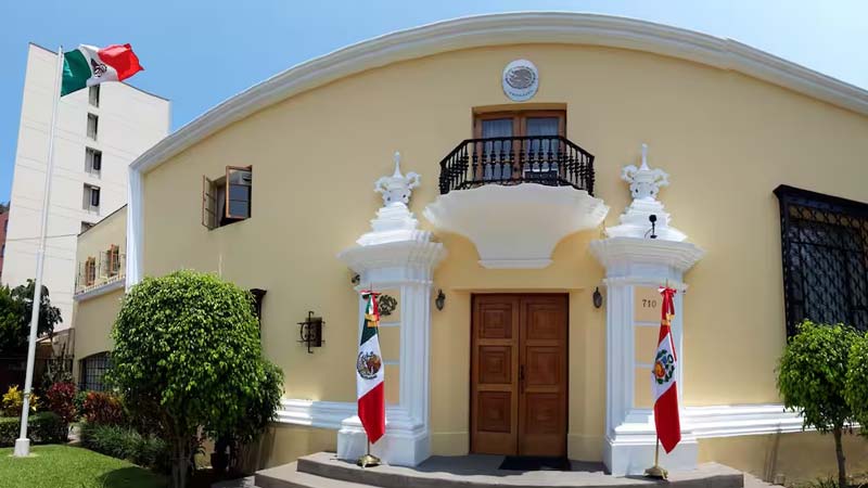 Presidente de Perú amenaza con irrumpir en la Embajada de México para detener a Betssy Chávez
