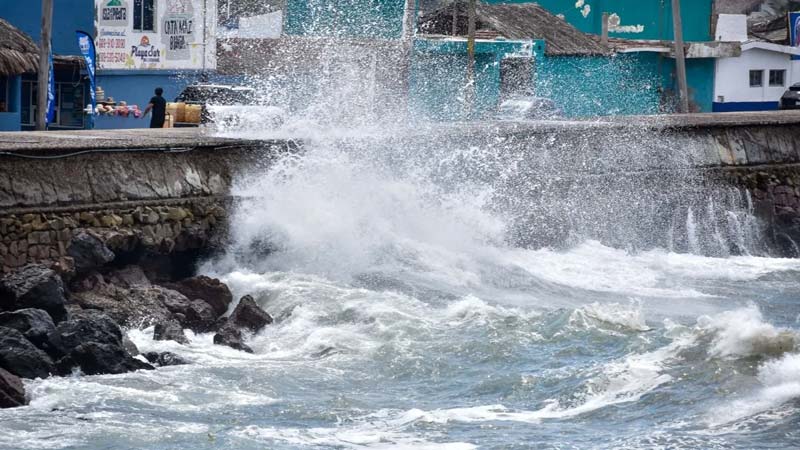 El huracán Rachel se aleja de México, pero aún favorecerá lluvias fuertes y oleaje elevado en varios estados del Pacífico.