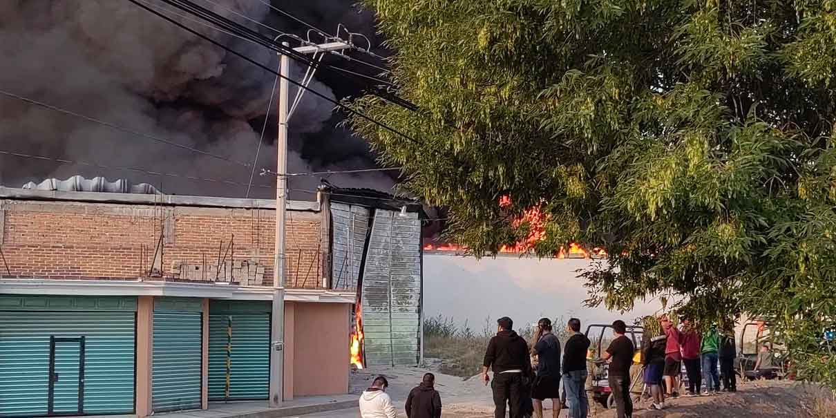 Fuerte incendio consume una fábrica de veladoras en Texmelucan