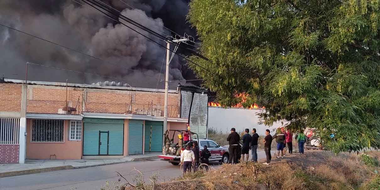 Fuerte incendio consume una fábrica de veladoras en Texmelucan