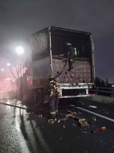 Se incendió tráiler en el Segundo Piso de la México-Puebla; hay caos vial en la zona