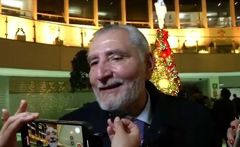 Adán Augusto regala miles de libros de AMLO y dice no saber cuánto pagó