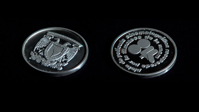 La Medalla Filmoteca UNAM reconoce a quienes contribuyen a la creación, preservación y difusión del patrimonio cinematográfico de México.