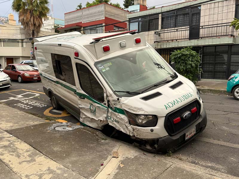 Así quedó la ambulancia involucrada en múltiples choques y atropelló a una persona en Azcapotzalco.
