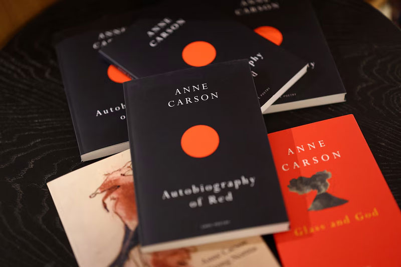 Autobiografía de rojo, publicada en 1998, es una de las obras más conocidas del escritor canadiense Anne Carson, quien reinterpreta en esta novela en verso el mito griego de Gerión.