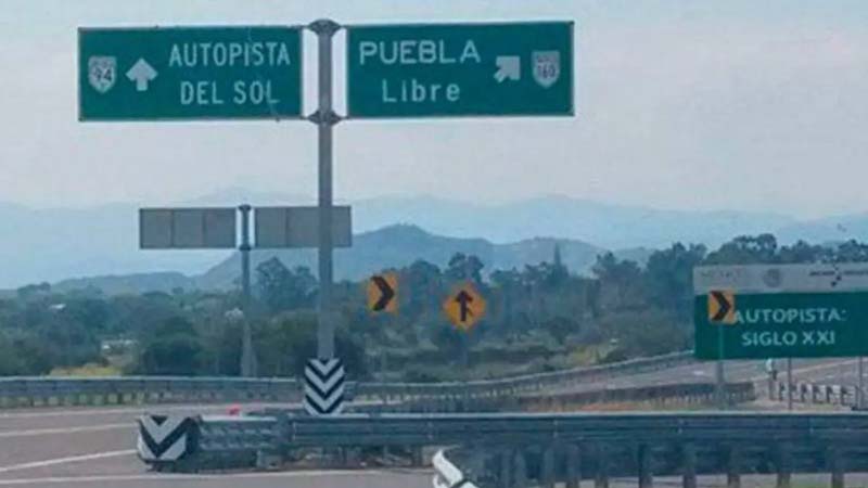 Asalto masivo en la autopista Siglo XXI: delincuentes en Versa negro simulan ser policías