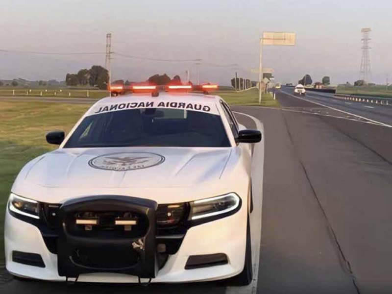 Asalto masivo en la autopista Siglo XXI: delincuentes en Versa negro simulan ser policías