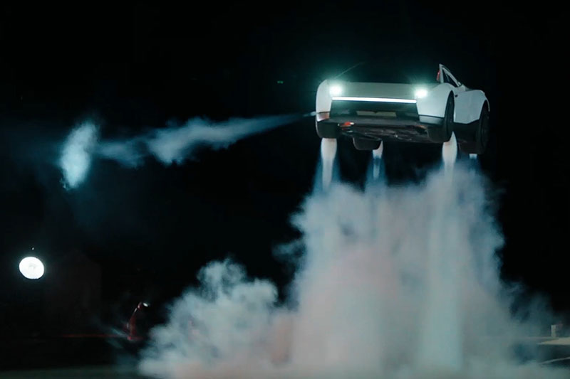 El Tesla Roadster realiza maniobras aéreas en pruebas controladas, pero sus funciones de vuelo no están autorizadas para circular en vías públicas.
