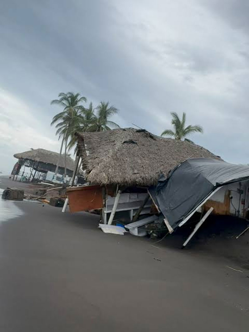 Al menos 20 comercios de Cuyutlán y El Paraíso, Colima, quedaron destruidos por las marejadas de la tormenta Vance.