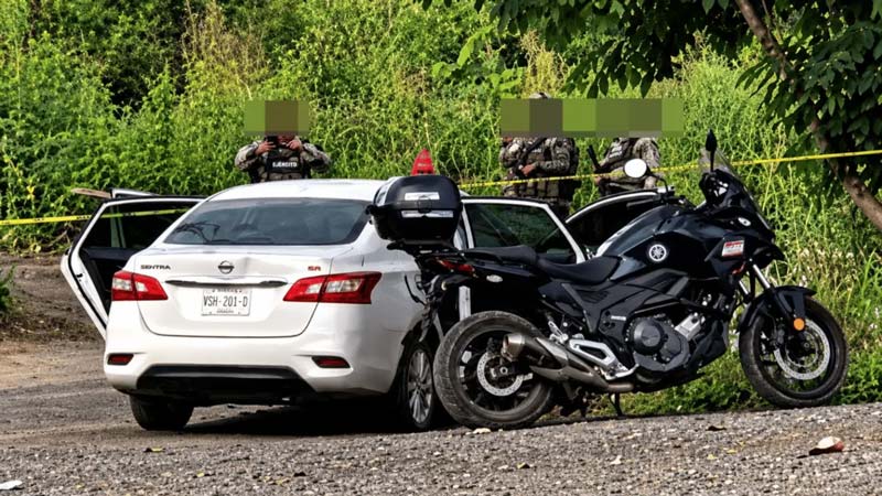 Localizan Nissan Sentra blanco con impactos de bala tras ataque contra policías en Mazatlán.