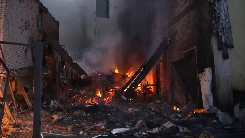 Ataques rusos en Ucrania: más de 500 drones y misiles afectan edificios residenciales en Kiev