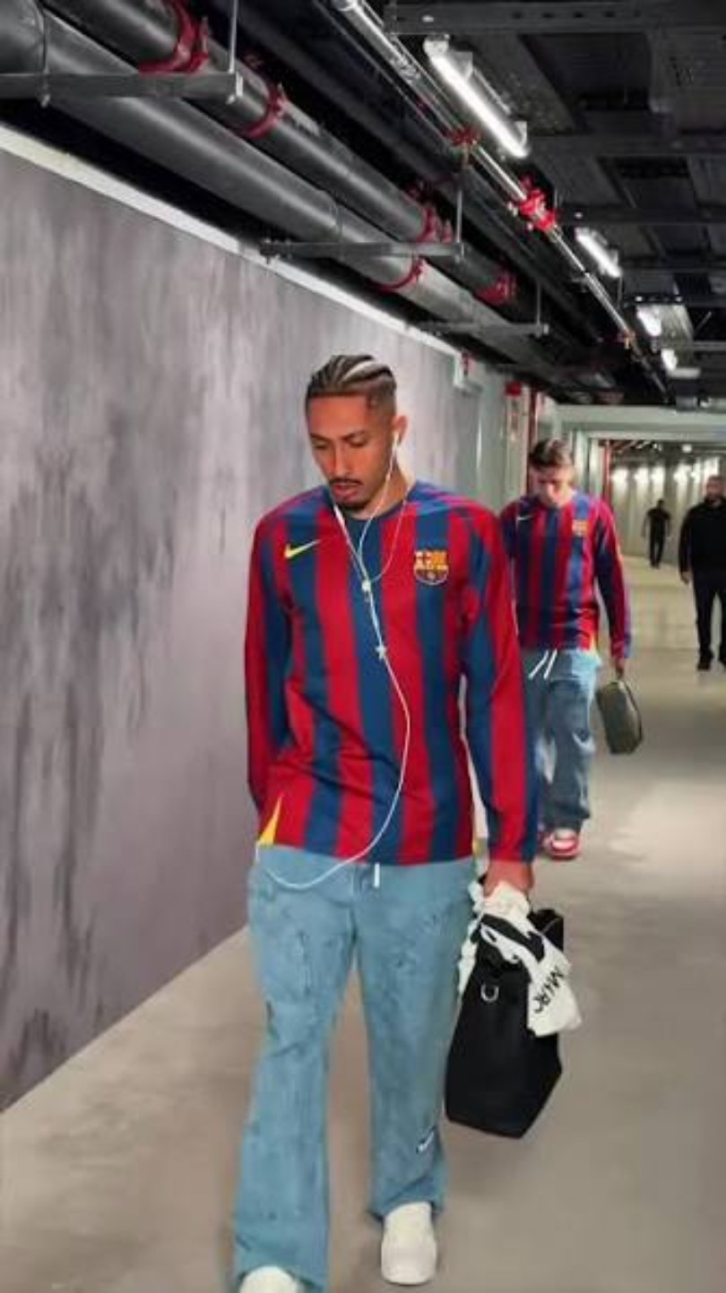 Raphinha, una de las superestrellas del F.C. Barcelona luciendo un outfit retro coronado con sus audífonos alámbricos