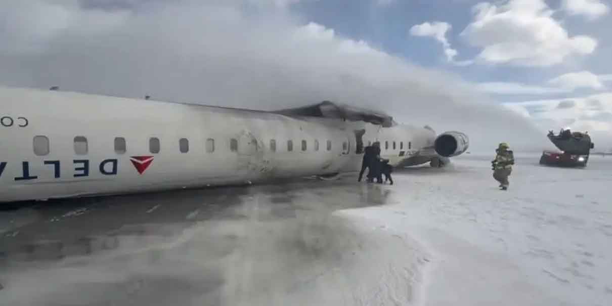 El dramático VIDEO del aterrizaje del avión Delta en Toronto que terminó volcado