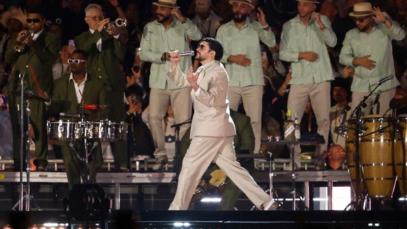 Bad Bunny estrena gira… y también un resbalón en su concierto en CDMX
