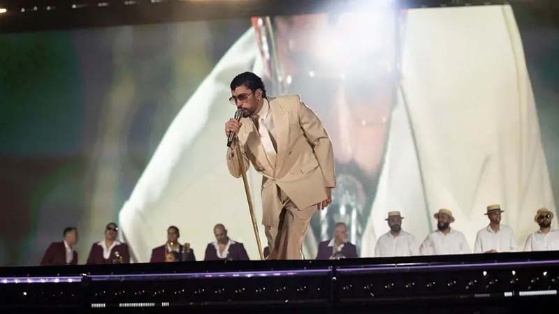Bad Bunny estrena gira… y también un resbalón en su concierto en CDMX