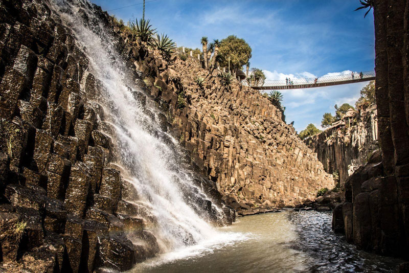Los Prismas Basálticos, en Hidalgo, destacan por sus impresionantes columnas de roca volcánica y cascadas, uno de los paisajes naturales más emblemáticos del estado.