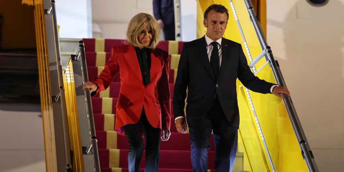 Brigitte Macron parece bofetear a Emmanuel Macron al llegar a Vietnam; ¿fue broma?
