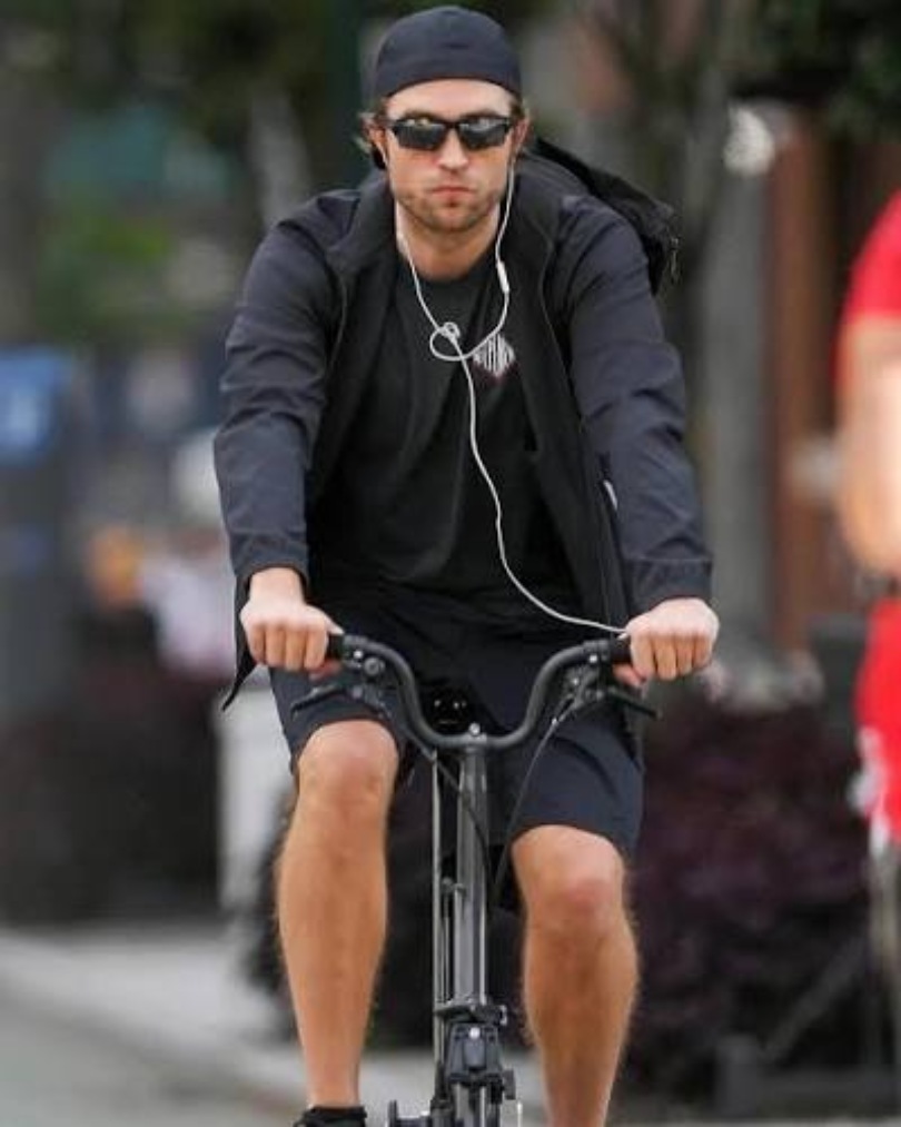 El famoso actor de "El Faro" y "The Batman", Robert Pattinson, luciendo unos audífonos de cable de Apple