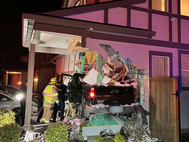 Camioneta vuela como de película y choca casa en Oregon