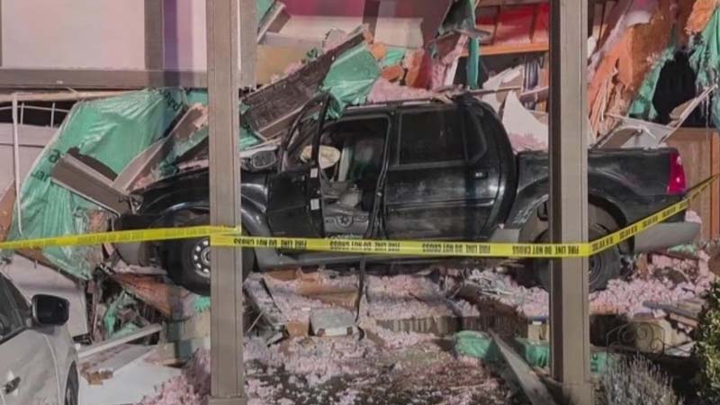 Camioneta vuela como de película y choca casa en Oregon