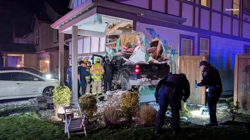 Camioneta vuela como de película y choca casa en Oregon