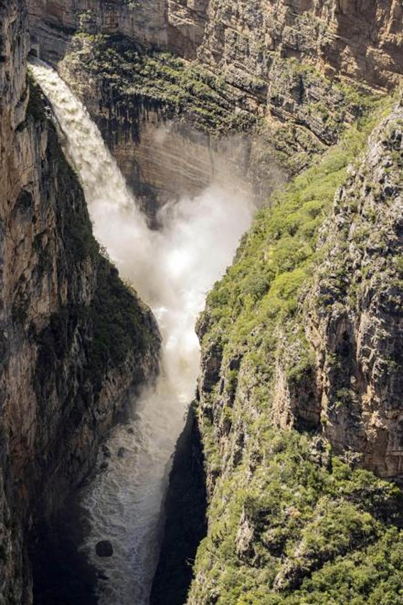 El Cañón del Infiernillo, en Zimapán, Hidalgo, destaca por sus imponentes paredes rocosas y el paso del agua entre estrechos desfiladeros.