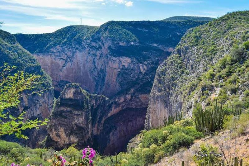 El Cañón del Infiernillo se ubica en Zimapán, Hidalgo, entre el paisaje semidesértico y las montañas de la Sierra Gorda.