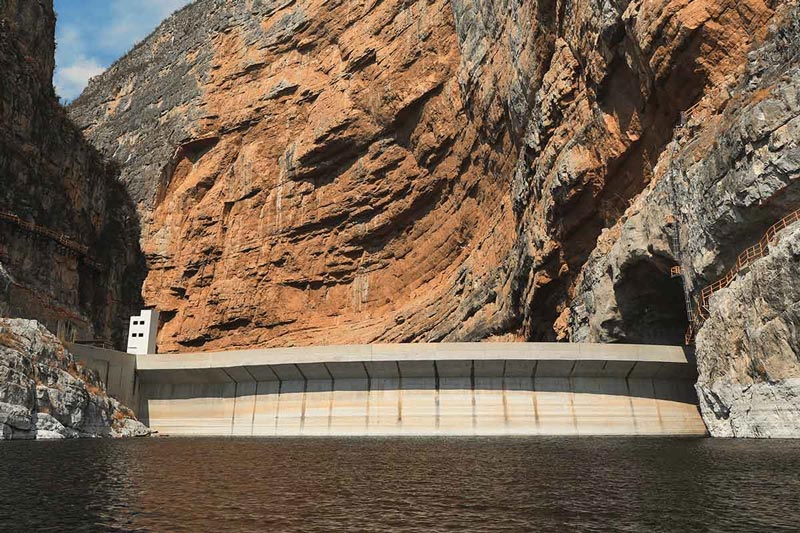 La Presa Zimapán comenzó a construirse en 1990 y su central hidroeléctrica inició operaciones en 1996.