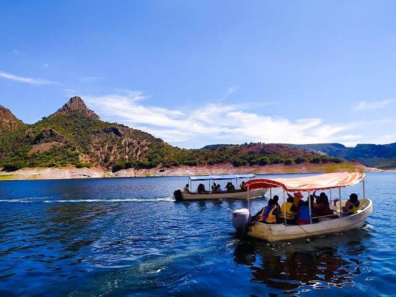 Desde el Embarcadero Saucillo parten recorridos por la Presa Zimapán con vistas espectaculares de las montañas.