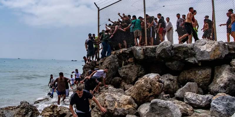 Miles de migrantes marroquíes cruzaron hacia Ceuta, desatando una nueva crisis fronteriza en España