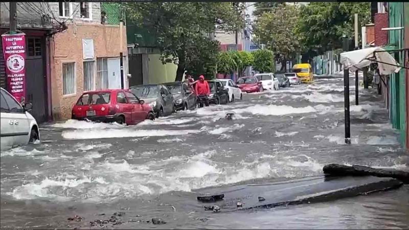 Megafuga de agua en Iztapalapa provoca inundaciones tras ruptura de tubería