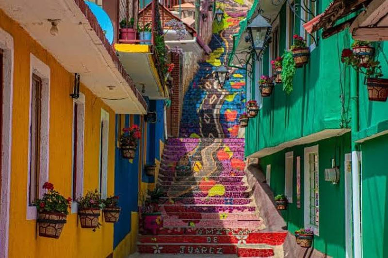 El Gran Mosaico de la Leyenda Viviente, en Omitlán, es una escalinata artística que representa una serpiente y retoma la leyenda de la Peña del Zumate.