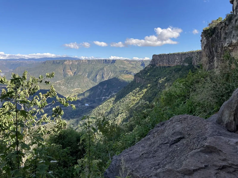 El Corredor de la Montaña, en Hidalgo, atrae visitantes por sus bosques, formaciones rocosas, gastronomía e historia, así como por los atractivos naturales de Omitlán.