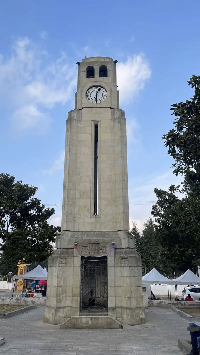 El Reloj Monumental de Acaxochitlán destaca como uno de los principales símbolos turísticos de este Pueblo Mágico de Hidalgo.