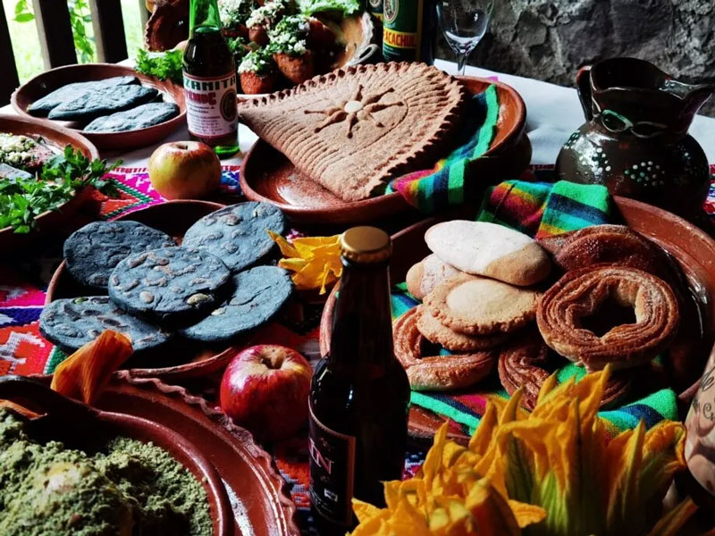Acaxochitlán destaca por su gastronomía tradicional, con molotes, tlacoyos y chocolate de metate, que forman parte de su identidad como Pueblo Mágico y Pueblo con Sabor.