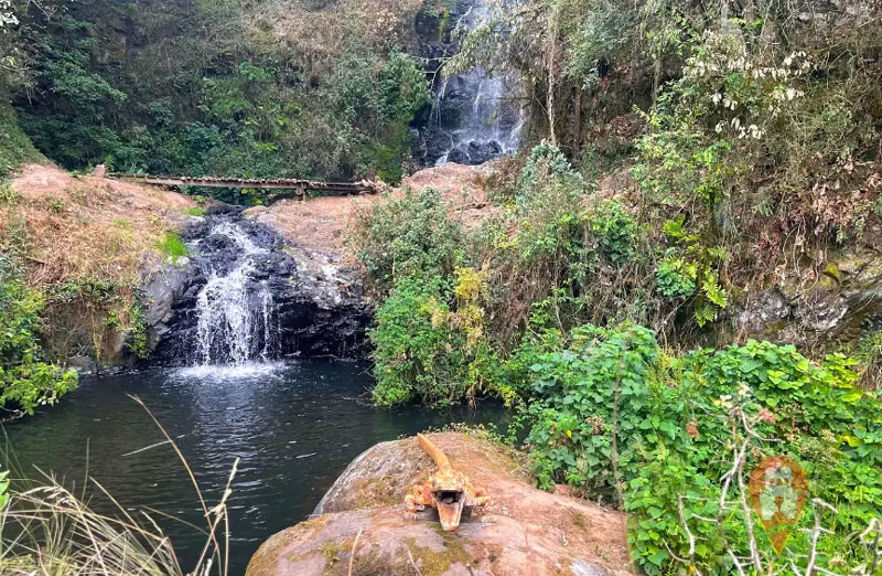 Las Cascadas Dos Mundos Huetziatl, en Acaxochitlán, ofrecen actividades ecoturísticas como tirolesa, camping y hospedaje, con tarifas independientes.