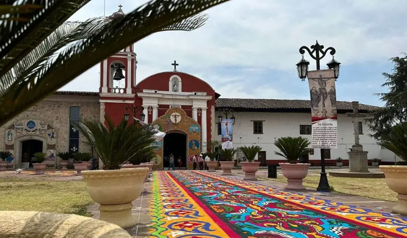 La Parroquia de la Asunción de María, construida en el siglo XVII, destaca por su valor histórico y arquitectónico en Acaxochitlán, Hidalgo.